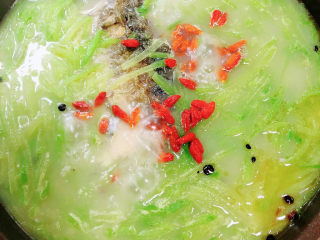 13、萝卜丝鲫鱼汤,放入少许枸杞子，再炖煮5分钟。