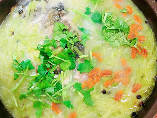 14、萝卜丝鲫鱼汤,撒上香菜末、白胡椒粉。