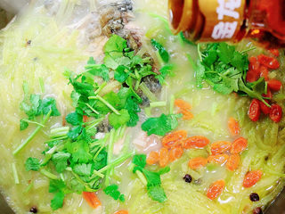 15、萝卜丝鲫鱼汤,滴上少许香油，即可出锅了！