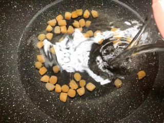 1、干贝苦瓜羹,首先把干贝清洗干净倒入锅里，倒入2000毫升水，大火把水煮开，转中火再煮30分钟，把干贝的味道完全煮出来。