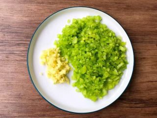 3、干贝苦瓜羹,苦瓜去籽清洗干净，切碎末，越碎越好，生姜去皮洗净切末待用。