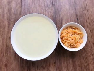 4、干贝苦瓜羹,把煮好的干贝汤倒入大碗里，干贝放入另外的碗里，戴上手套，把干贝捏碎待用。