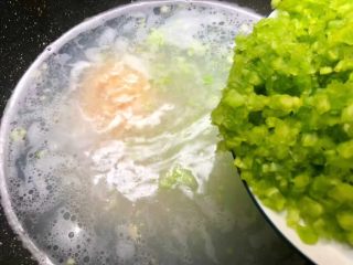 7、干贝苦瓜羹,把苦瓜碎倒入，待水再次煮开，把蛋清倒入，一边倒一边用筷子筷子搅散。