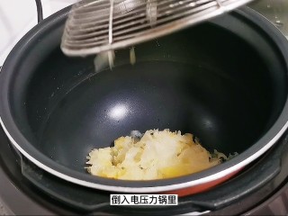 6、木瓜炖牛奶,倒入电压力锅