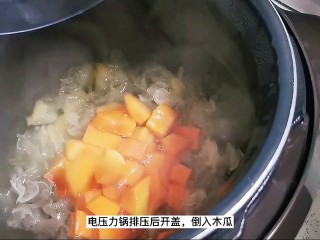 12、木瓜炖牛奶,银耳煮好后倒入木瓜