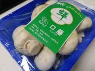 1、口蘑汤,鲜口蘑。
