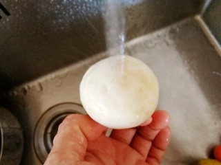 2、口蘑汤,清水洗干净。