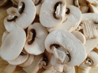 3、口蘑汤,切厚片。