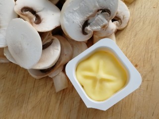 4、口蘑汤,口蘑用黄油煎一下会更香。