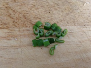 5、口蘑汤,切些葱花。