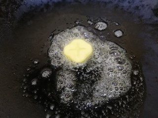 6、口蘑汤,热锅放入黄油，小火融化。