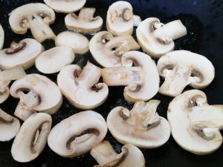 7、口蘑汤,放入口蘑。