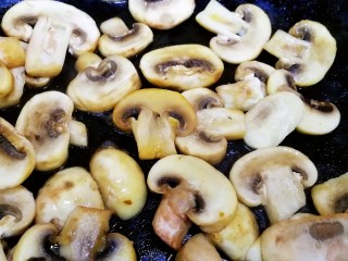 8、口蘑汤,中小火慢煎，把口蘑煎软，出汁。