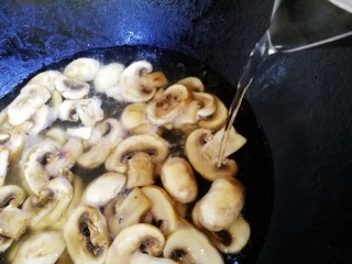 9、口蘑汤,加入适量开水。