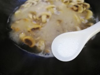 11、口蘑汤,加盐调味。