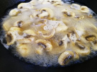 10、口蘑汤,文火煮3分钟。