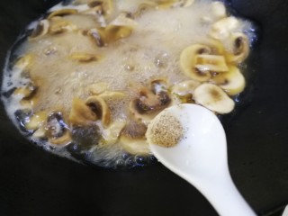 12、口蘑汤,根据自己口味加适量白胡椒粉增香。