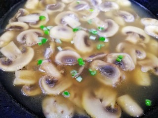 13、口蘑汤,洒上适量葱花即可。