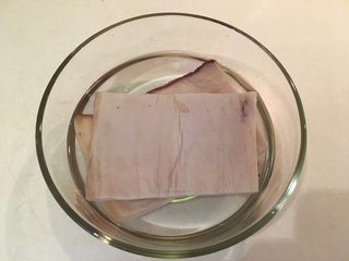 3、鱿鱼羹面/肉羹面,泡水4小时，期间请记得勤换水…这只鱿鱼很咸????