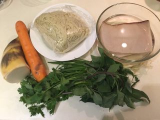 4、鱿鱼羹面/肉羹面,材料备妥