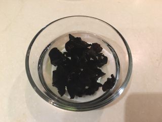 9、鱿鱼羹面/肉羹面,干木耳泡水去蒂切丝