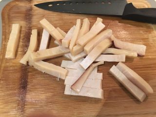 10、鱿鱼羹面/肉羹面,鱿鱼切条状备用