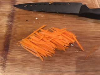 13、鱿鱼羹面/肉羹面,红萝卜切丝