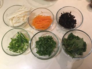 14、鱿鱼羹面/肉羹面,笋丝、红萝卜丝、木耳丝、葱段、香菜末、九层塔