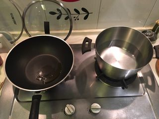 15、鱿鱼羹面/肉羹面,准备两个锅，炒锅放油烧热，汤锅水烧开等等烫面用