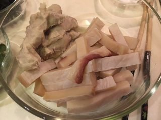 16、鱿鱼羹面/肉羹面,鱿鱼、肉羹准备好