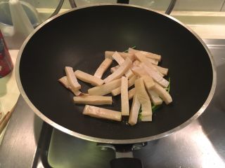 17、鱿鱼羹面/肉羹面,炒锅放葱段爆香，放鱿鱼