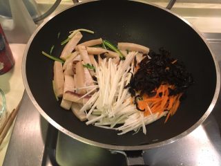 18、鱿鱼羹面/肉羹面,放笋丝、红萝卜丝、木耳丝，大火炒到香味溢出