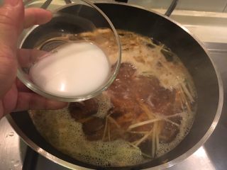 24、鱿鱼羹面/肉羹面,汤头烧开后用生粉水勾芡