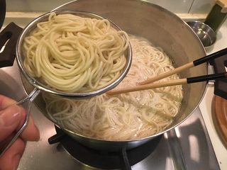 26、鱿鱼羹面/肉羹面,油面也好了！捞起盛放大碗里