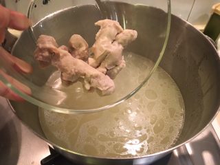 27、鱿鱼羹面/肉羹面,烫面的热水继续使用，放肉羹煮热