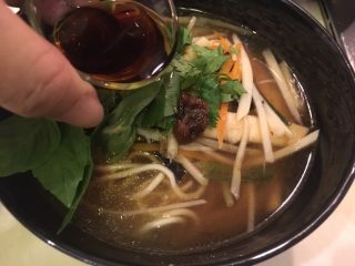 28、鱿鱼羹面/肉羹面,大碗放好面，加汤料后放香菜、九层塔，再放上C料！完成鱿鱼羹面！