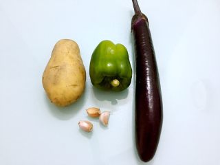 1、地三鲜,准备好材料