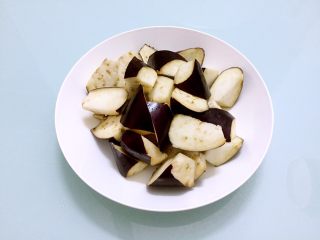 2、地三鲜,茄子洗净切成小块