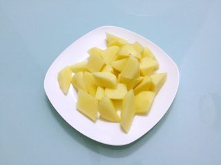 3、地三鲜,土豆去皮洗净切成小块