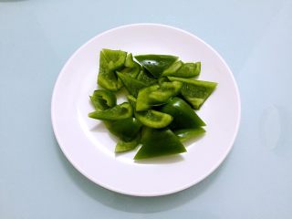 4、地三鲜,青椒去籽洗净切成小块