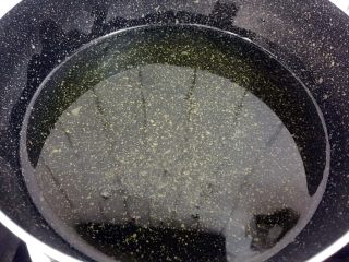 7、地三鲜,锅中倒入适量的食用油烧至七成热