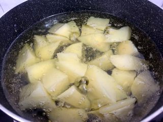 8、地三鲜,放入土豆炸至金黄色