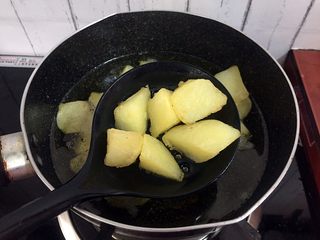 9、地三鲜,捞出沥干油份备用