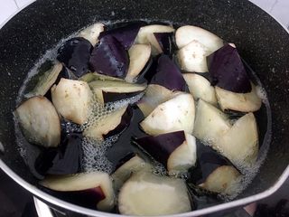 10、地三鲜,再放入茄子炸熟