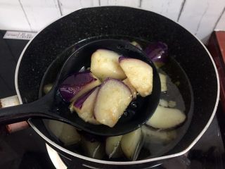 11、地三鲜,捞出沥干油份备用