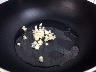 13、地三鲜,放入蒜末爆香