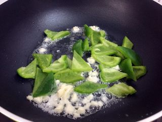 14、地三鲜,放入青椒翻炒至断生