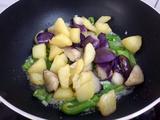 15、地三鲜,加入茄子和土豆