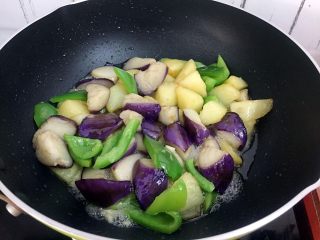 16、地三鲜,翻炒均匀