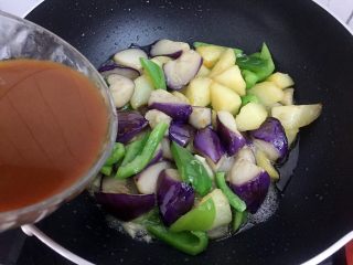 17、地三鲜,倒入刚才调好的酱汁